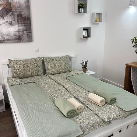 Guest House Lila Sombor Extérieur photo