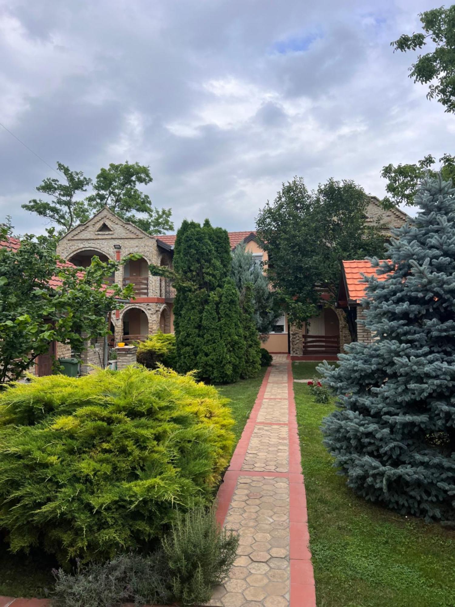Guest House Lila Sombor Extérieur photo