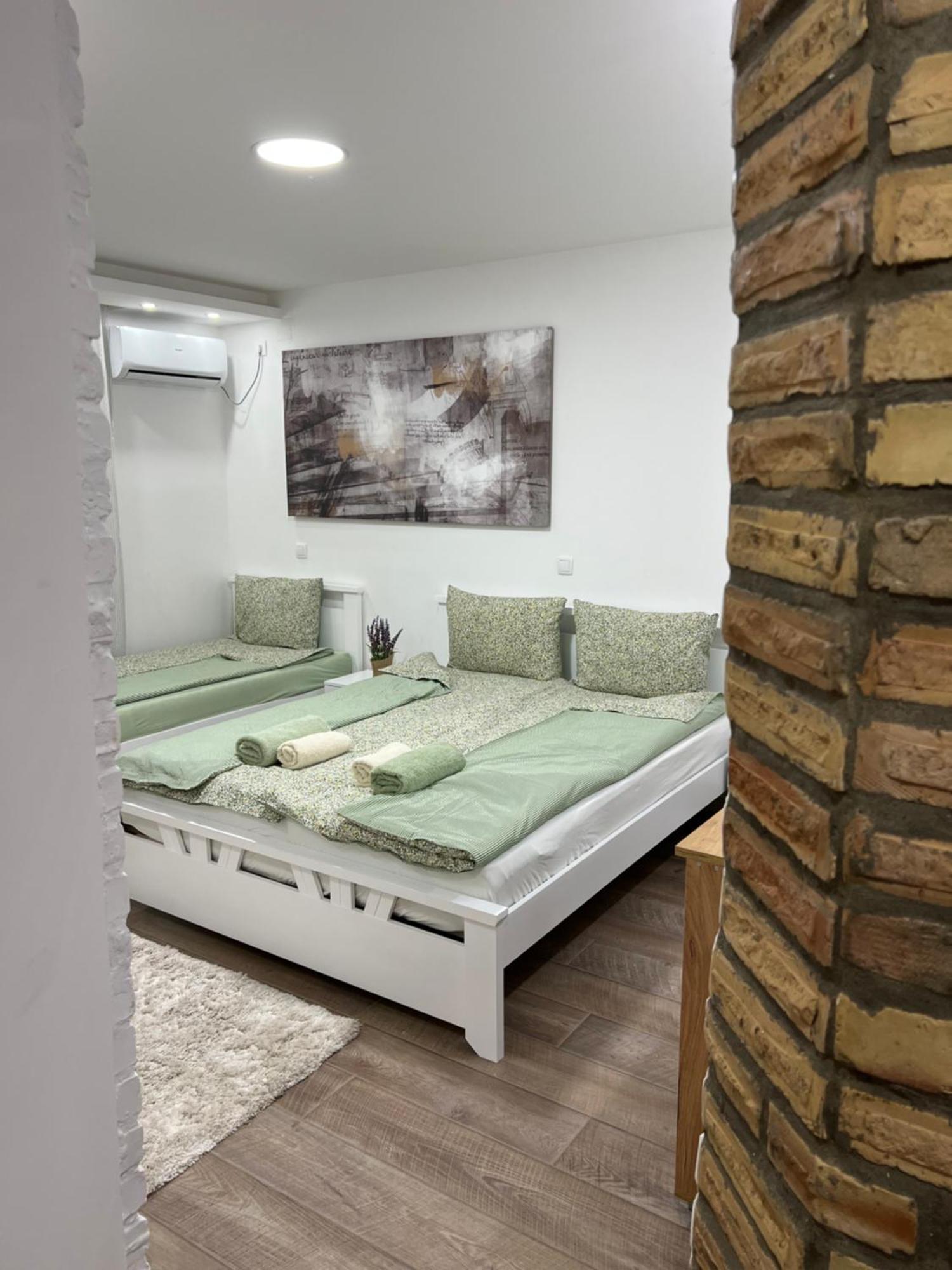 Guest House Lila Sombor Extérieur photo